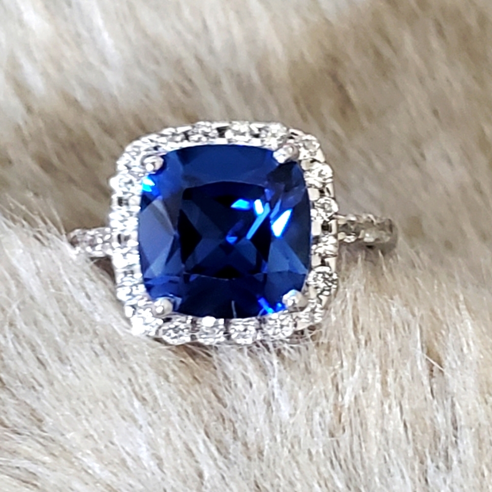 Beautiful 10K White Solid Gold Sapphire Ring